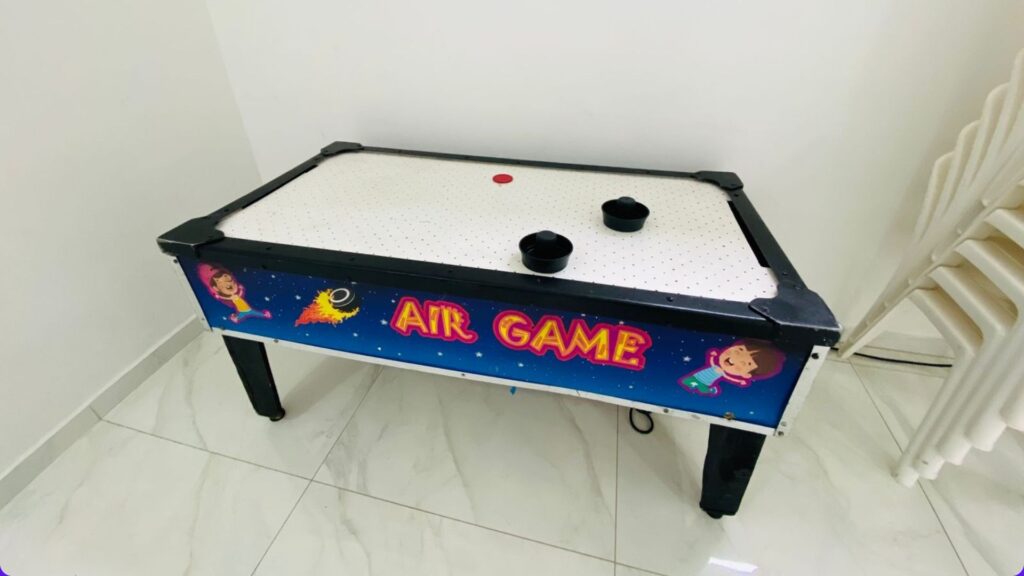 Mesa de air game júnior montada para festa, disponível para aluguel na Castelinho Kids em São Paulo