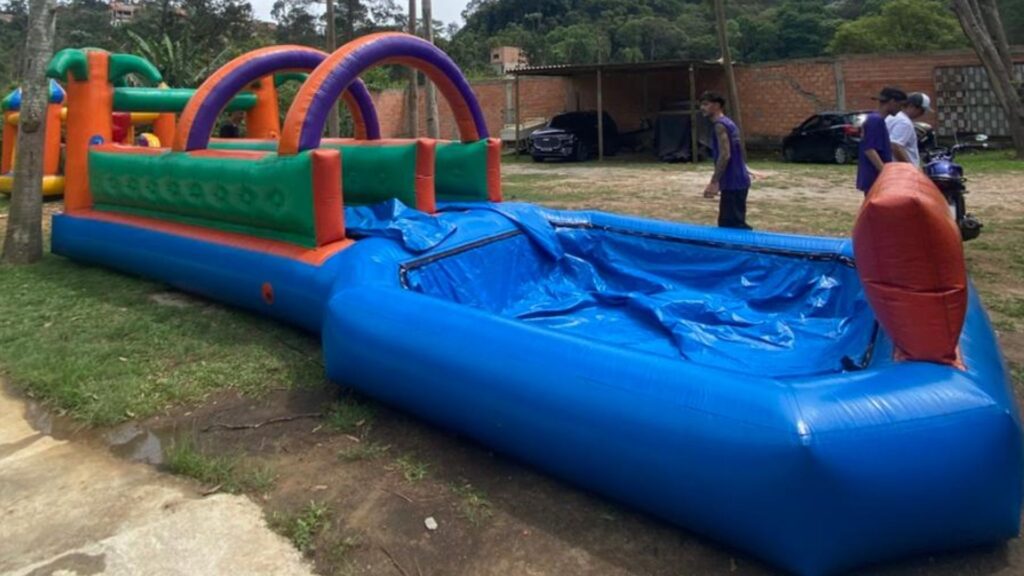 Radical Slide, escorregador aquático inflável com a piscina de chegada acoplada