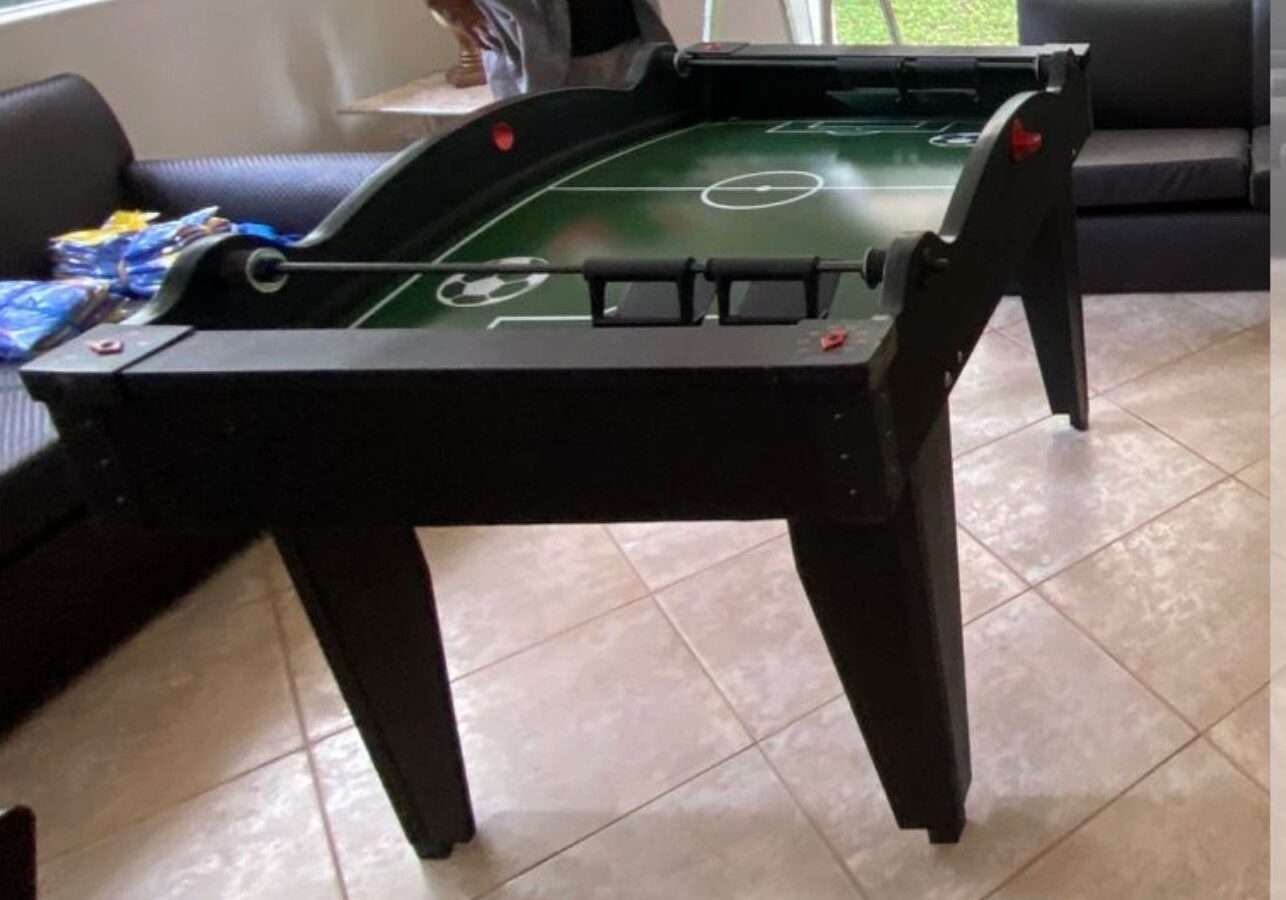 Mesa de tamancobol montada, com a superfície convexa, os dois gols nos extremos e o trilho com as abas