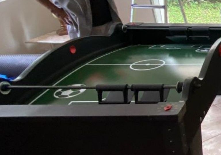 Detalhe do gol do tamancobol com o trilho e as duas abas que o jogador movimenta
