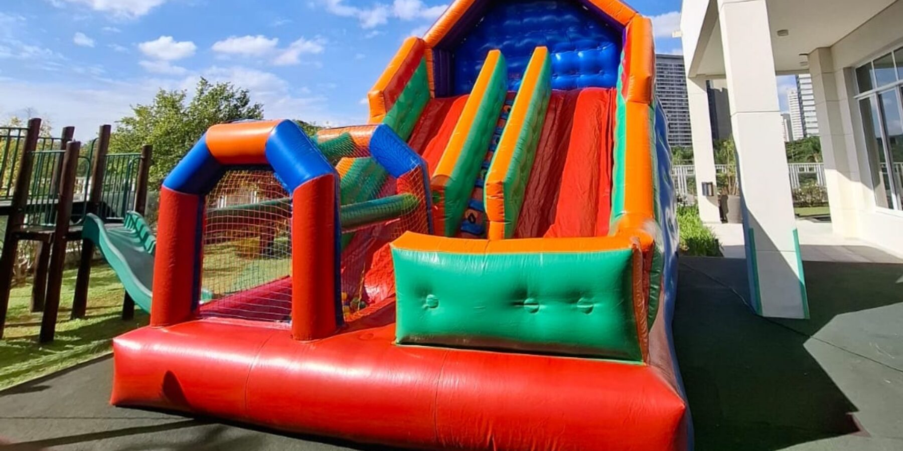 Tobogã Duplo inflável com duas pistas lado a lado e piscina de bolinhas, montado ao ar livre